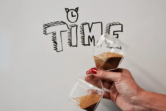 time, hourglass, clock, nails, whiteboard, business, marketing, gray marketing, gray time, gray clock, hourglass, whiteboard, whiteboard, whiteboard, whiteboard, whiteboard. Attribueringsmodeller: sådan fordeler du konverteringer på kanaler