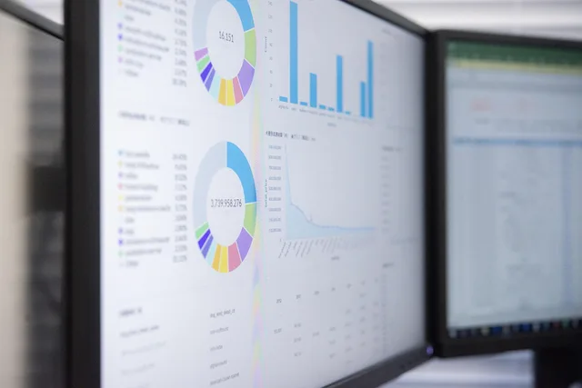 data, chart, graph, monitor, marketing, infographics, analyze, blue marketing, blue data, data, data, data, data, data, chart, graph, graph, marketing. Brand eller performance: hvordan fordeler du budgettet?