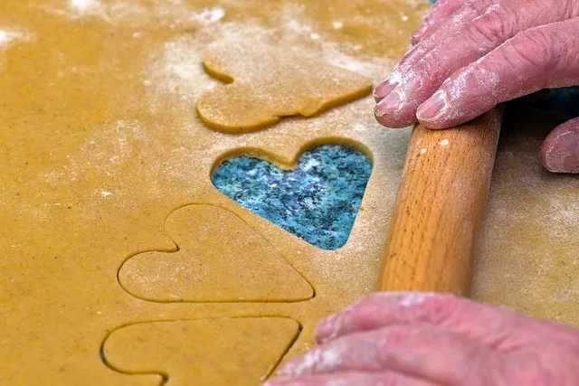 to bake, cut out biscuit, cookie dough, christmas, cookie, rolling pin, boat, hands, senior, occupational therapy, close up, old, pensioners, woman, retirement, heart-shaped, occupational therapy, occupational therapy, occupational therapy, occupational therapy, occupational therapy. Cookies og samtykke: hvilke krav gælder for marketingmåling?