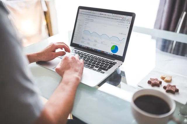 Fotografi, der illustrerer Dashboards til marketing: hvilke kilder skal med?