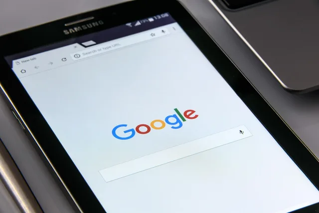 google on your smartphone, search engine, internet, www, technology, google, internet network, globalization, samsung, galaxy, tablet, telephone, smartphone, screen, social media, communication, work desk, office, computers, google, google, google, google, google. SEO-bureauer i Odense: 8 bureauer og deres specialer